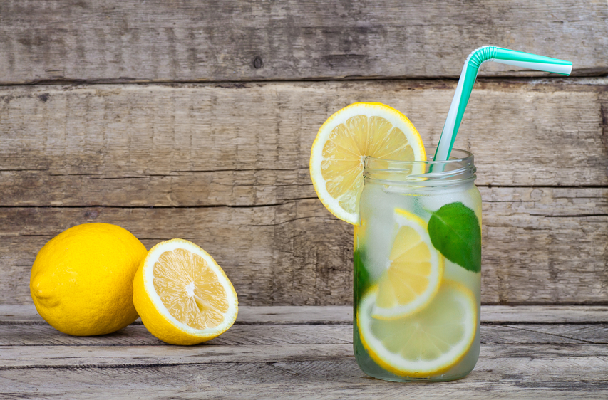 Boire de l'eau citronnée